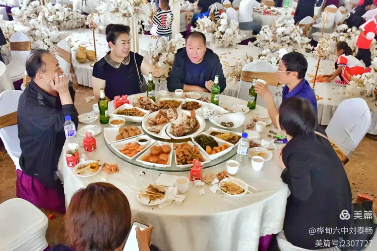 高朋满座庆新禧 满堂升辉迎佳人